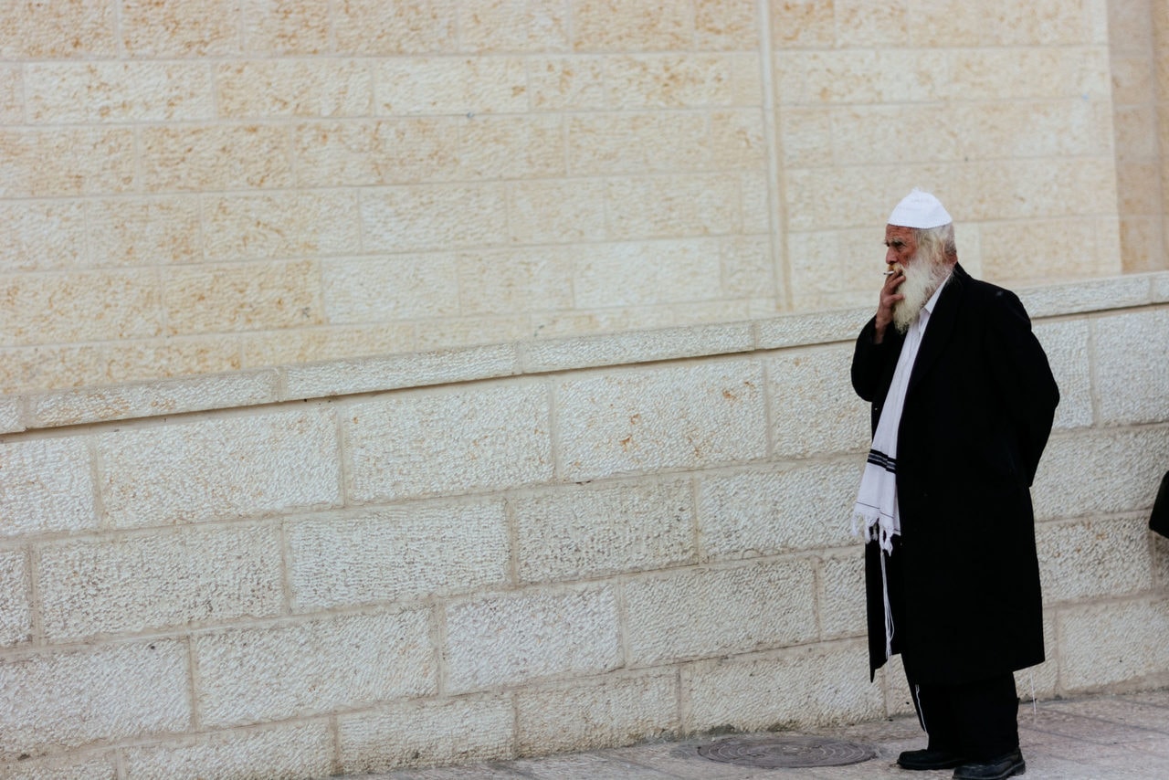 FineArt_Kärnten_Zaunschirm_ israel-105 ein alter Mann mit langem weißen Bart raucht