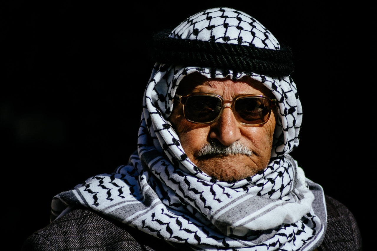 FineArt_Kärnten_Zaunschirm_ israel-227 palästinensischer MAnn mit Kufiya und Sonnenbrille